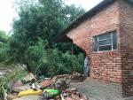 Temporal deixa casas alagadas e deslizamento destrói parte de residência em Lavras do Sul